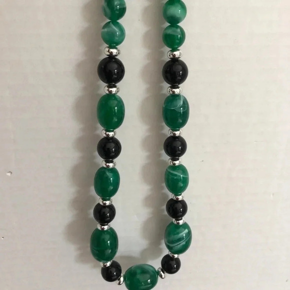 Vtg Green  and Black Beaded Necklace - Picture 5 of 7